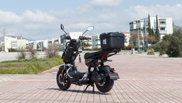 Το design συνδυάζει στοιχεία ρετρό και σύγχρονων αστικών οχημάτων, δημιουργώντας μια αισθητική που ταιριάζει πάρα πολύ στο φουτουριστικό χαρακτήρα του.