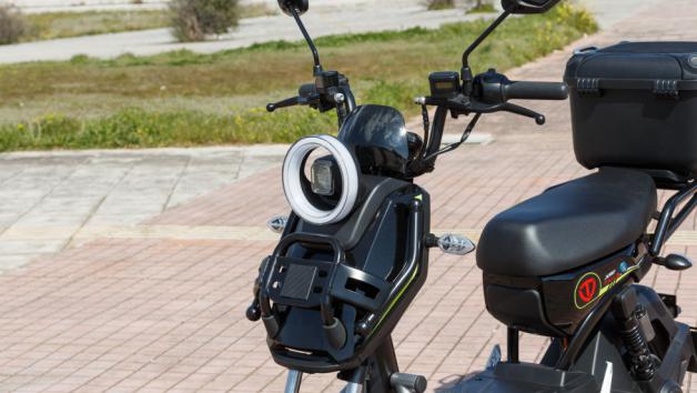 Το πλαίσιο έχει σχεδιαστεί ώστε να διατηρεί χαμηλό το συνολικό βάρος του οχήματος, το οποίο φτάνει τα 103 κιλά, συμβάλλοντας σημαντικά στην ευκολία χειρισμού και στους γρήγορους ελιγμούς μέσα στην αστική κυκλοφορία.