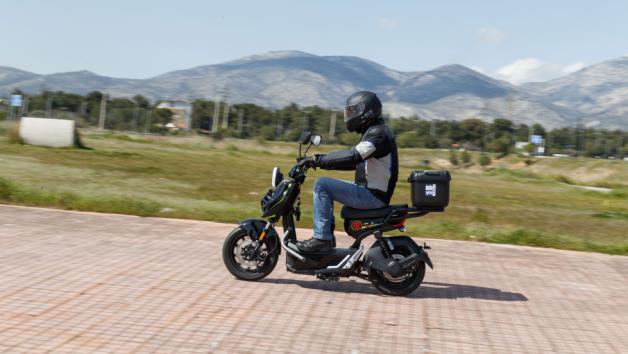 Στον τομέα της πέδησης, τα δισκόφρενα εμπρός και πίσω λειτουργούν πολύ καλά για την κατηγορία ταχύτητας στην οποία κινείται το scooter. 