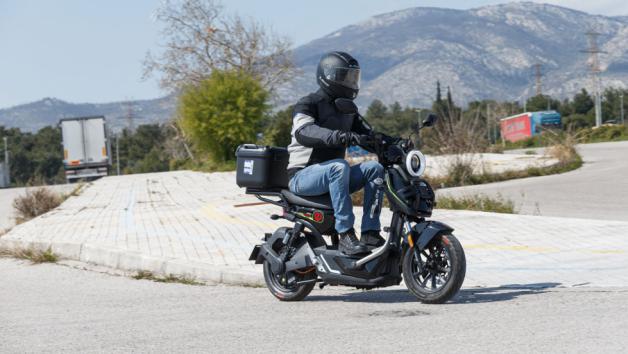 Η ευελιξία είναι ένα από τα δυνατά σημεία του TAILG X51. Το χαμηλό βάρος των 103 κιλών, σε συνδυασμό με τους μικρούς τροχούς των 10 ιντσών, κάνουν το scooter ιδιαίτερα παιχνιδιάρικο στην οδήγηση. 
