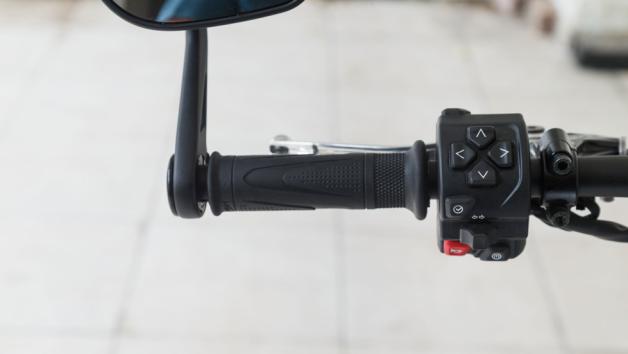 Μπορεί το νέο κυκλικό όργανο να χάνει σε πόντους ρετρό αίσθησης, κερδίζει όμως στον τομέα λειτουργικότητας και της ευχρηστίας, καθώς χάρη στους νέους διακόπτες στο αριστερό μέρος του τιμονιού, μπορείς να ρυθμίσεις πολύ εύκολα τα ηλεκτρονικά της μοτοσυκλέτας και να «παίξεις» με την συνδεσιμότητα. 