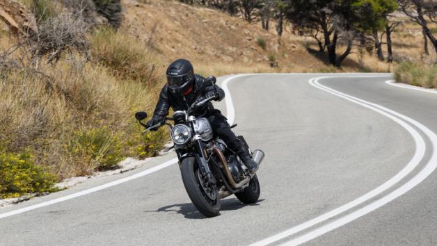 Ο συμπλέκτης υποβοήθησης, έχει μία πολύ ελαφριά αίσθηση στη μανέτα και δεν κουράζει το χέρι του αναβάτη, ενώ στον προαιρετικό εξοπλισμό υπάρχει φυσικά και quickshifter, το οποίο εξαλείφει την ανάγκη χρήσης του παρά μόνο στην εκκίνηση.