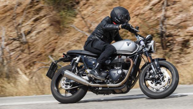 Το κιβώτιο κουμπώνει «γλυκά» τις ταχύτητες, ενώ η απόκριση του γκαζιού όταν το ανοίγεις από το ρελαντί φαίνεται να μην είναι τόσο άμεση όσο θα περιμέναμε από μία ντίζα, λόγω του Ride by Wire και των Euro5+ προδιαγραφών.