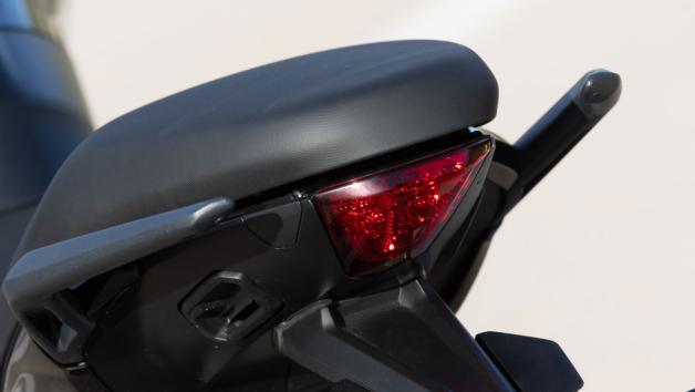 Η χρωματική παλέτα περιλαμβάνει 3 επιλογές: την στάνταρ Pure White και τις  Blue & Mineral Grey ή Silver Ice & Intense Orange  με διακριτικά λογότυπα και premium λεπτομέρειες κατά μήκος της σιλουέτας. 