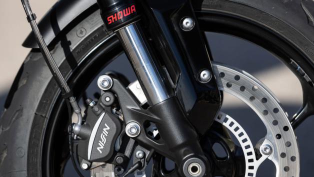 . Το ανεστραμμένο πιρούνι SFF-BP 41χλστ της Showa με διαδρομή 150χιλ. συνδυάζεται με ένα ολοκαίνουργιο μονό αμορτισέρ Showa RSU που προσφέρει διαδρομή 150χιλ. και τηλεχειριζόμενη ρύθμιση προφόρτισης για γρήγορες αλλαγές κατά την οδήγηση με δύο άτομα ή αποσκευές.