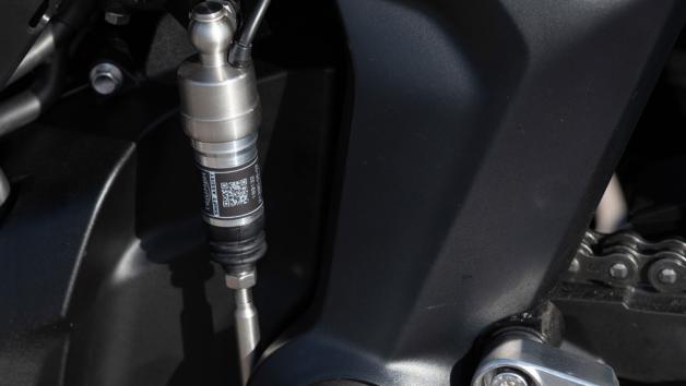 Το κιβώτιο ταχυτήτων έχει αναβαθμιστεί με νέους άξονες εισόδου και εξόδου, αναθεωρημένες σχέσεις και τελική μετάδοση, καθώς και επαναβαθμονομημένο quickshifter της Triumph για ομαλότερες και πιο ακριβείς αλλαγές ταχυτήτων