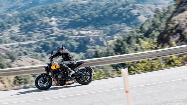 Οι 14 επιπλέον ίπποι κάνουν τη διαφορά στις επιδόσεις. Δεν το λες και λίγο όταν άλλοι ανεβάζουν ίππους με το σταγονόμετρο από γενιά σε γενιά των μοντέλων τους . Το νέο Trident έχει δυναμώσει ψηλά, με το αγριότερο βύθισμα των εκκεντροφόρων και το μετατοπισμένο κόφτη να προκαλούν για συχνές επαφές του ψηφιακού στροφομέτρου με τα κόκκινα. 