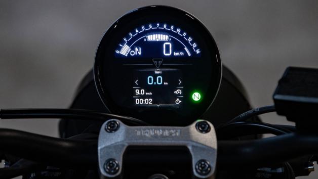 Τα πάντα βρίσκονται υπό την εποπτεία μιας μονάδας  IMU έξι αξόνων η οποία επιτρέπει στο βελτιστοποιημένο ABS και το απενεργοποιήσιμο Traction Control  να λειτουργούν και υπό κλίση, ενισχύοντας την εμπιστοσύνη σε οποιεσδήποτε συνθήκες οδήγησης. 