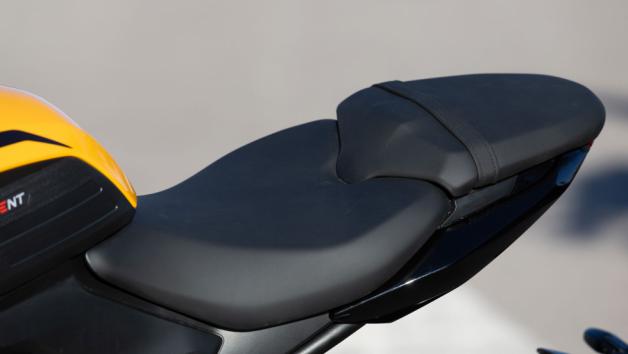 Τρεις είναι οι διαθέσιμες χρωματικές επιλογές: η στάνταρ Snowdonia White και οι Cosmic Yellow και  Stone Grey με επιπλέον χρέωση 200 ευρώ, καθεμία από τις οποίες συμπληρώνεται από ξεχωριστά γραφικά που ενισχύουν την σύγχρονη ταυτότητα του Trident.