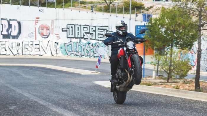 Η γεμάτη ροπή του από τα χαμηλά σε βοηθά να οδηγείς με μεγάλη ευκολία σε χαμηλές ταχύτητες, ενώ η λειτουργία του κινητήρα είναι απολύτως γλυκιά και ισορροπημένη χάρη στους αντικραδασμικούς άξονες.