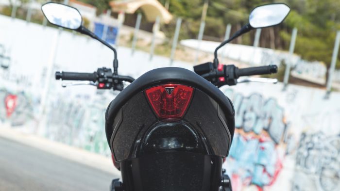 Θα λέγαμε ίσως πως ο σχεδιασμός του Trident 660, έρχεται πιο κοντά στις ρίζες του 1ου μοντέλου του 1968, από αυτόν του τελευταίου που σταμάτησε να παράγεται το 1998, καθώς στην ουρά του δεν υπάρχουν περιττά πλαστικά, παρά μόνο η σέλα που μοιάζει να αιωρείται.