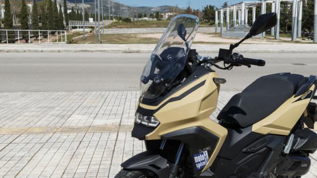 Η TFT οθόνη ενσωματώνει σύγχρονο, φουτουριστικό μενού, ενώ τα LED φωτιστικά σώματα ενισχύουν τον χαρακτήρα.