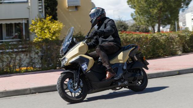 Το πάτημα στο έδαφος είναι άνετο για αναβάτες αυτού του αναστήματος και το βάρος των 145 κιλών είναι διαχειρίσιμο στη πόλη. 