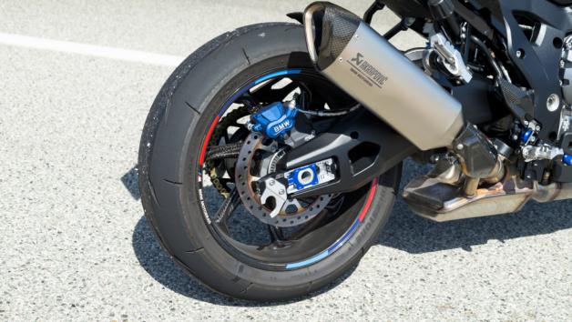 Παρά τις Euro5+ προδιαγραφές, το τελικό της Akrapovic παράγει δυνατό βαθύ ήχο στις επιταχύνσεις και σκασίματα στο κλείσιμο του γκαζιού.
