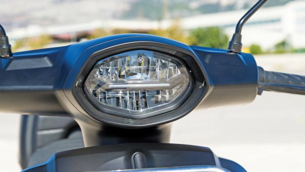 Τα φωτιστικά σώματα του scooterείναι τεχνολογίας LED και παρέχουν πολύ καλή ορατότητα, ενώ εμπρός στο μούτρο υπάρχει ένα μεγάλο DRL σε σχήμα «U».