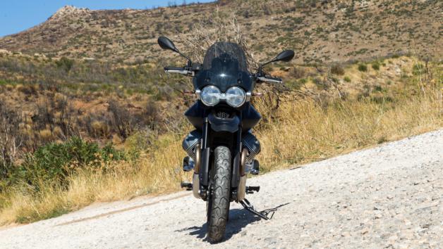 Οι στρογγυλοί προβολείς που ήταν σήμα κατατεθέν του παλιού Stelvio με το LED DRL στο σχήμα του αετού ανάμεσά τους.