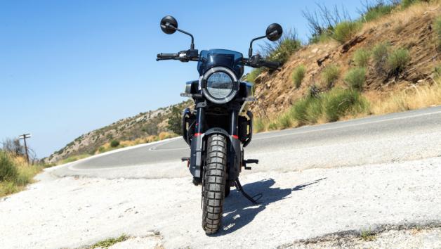 Η μπροστινή όψη με τον επιβλητικό προβολέα παραπέμπει σε industrial look.