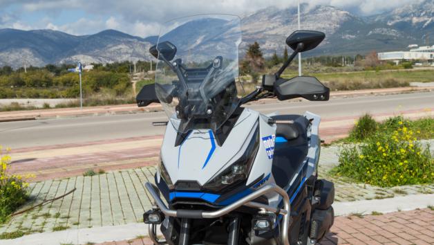 Αιχμηροί διπλοί εμπρός LED προβολείς, οι οποίοι ενσωματώνουν φώτα ημέρα DRL.