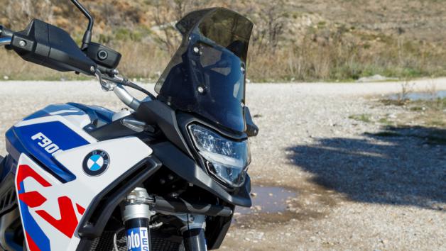 Ο LED προβολέας εμπρός με την προσθήκη DRL σε συνδυασμό με την μακρόστενη ζελατίνα προσδίδουν μία επιθετική εμφάνιση.