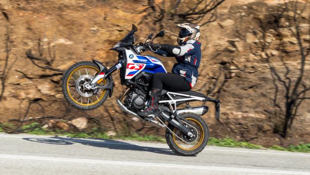 Aπλετη επιτάχυνση με το ρολάρισμα του δεξιού καρπού, που σε προκαλεί και για «παιχνίδια» στην άσφαλτο.