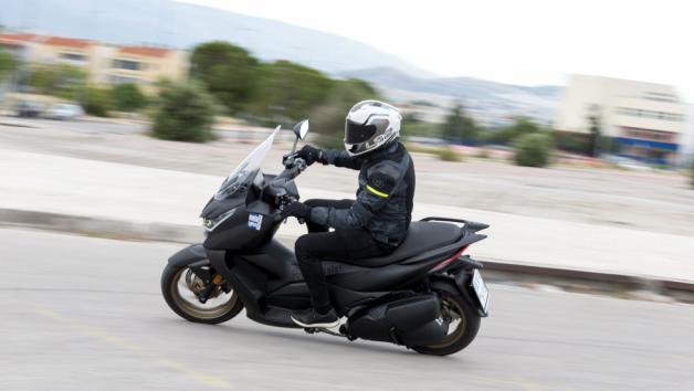 Η τελική του ταχύτητα ξεπερνά τα 150 χιλιόμετρα και δεν θα το νιώσεις να ζορίζεται ή να γκρινιάζει ακόμα και αν κινείσαι σταθερά κοντά στο όριό του.