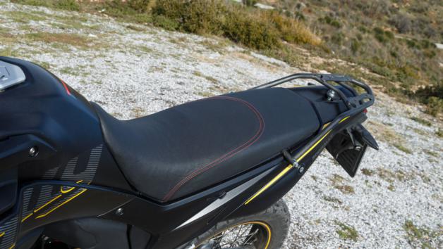 Το αφρώδες υλικό στη σέλα είναι κάτι παραπάνω από φιλόξενο για  τον αναβάτη, ενώ η θέση οδήγησης τον τοποθετεί ελαφρώς «μέσα» στη μοτοσυκλέτα. 