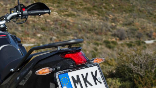 Η λεπτή σιλουέτα στο πίσω μέρος παραπέμπει σε πιο καθαρόαιμο endurο, συνθέτοντας έτσι ένα σύνολο με καθαρά «αγωνιστικές» καταβολές. 