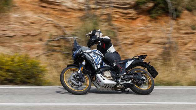 Η γεωμετρία του πλαισίου και το μεγάλο τιμόνι δίνουν ακριβή αίσθηση και προβλέψιμη συμπεριφορά. 