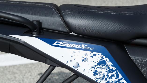 Η εργονομία έχει μελετηθεί με λεπτομέρεια: ο ανεμοθώρακας ρυθμίζεται, προσφέροντας αποτελεσματική προστασία από τον αέρα, ενώ τα θερμαινόμενα γκριπ και η θερμαινόμενη σέλα βελτιώνουν αισθητά την καθημερινή χρηστικότητα σε χαμηλές θερμοκρασίες. Η ύπαρξη πρίζας 12V, θυρών USB και USB-C, καθώς και πρακτικής σχάρας πίσω, ενισχύουν την αίσθηση ολοκληρωμένου εξοπλισμού.