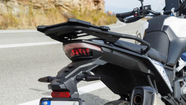 Το χρώμα και το φινίρισμα θυμίζουν μοντέλα ευρωπαϊκών κατασκευαστών, ενώ η συνολική σχεδίαση αποπνέει ωριμότητα και τεχνολογική αυτοπεποίθηση. Τα προβολάκια ομίχλης, η αλουμινένια σχάρα και το φινίρισμα της εξάτμισης ολοκληρώνουν ένα προσεγμένο σύνολο που δύσκολα περνά απαρατήρητο.