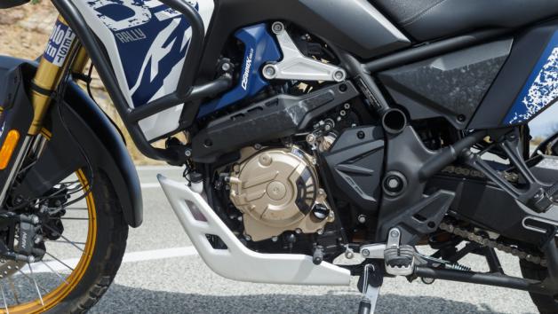 Ο κινητήρας δουλεύει με πολύ χαμηλούς κραδασμούς, κάτι που ενισχύει την αίσθηση άνεσης σε ταξίδι και πόλη.