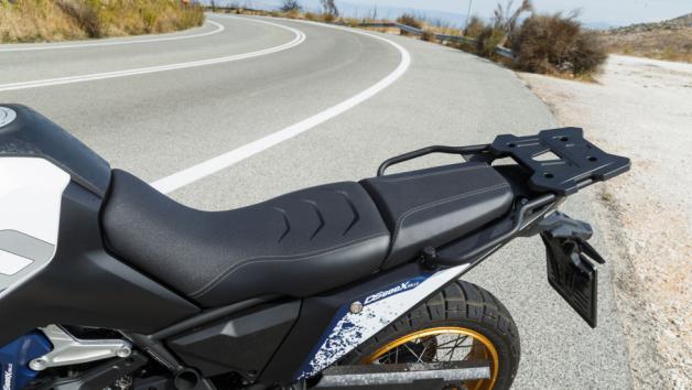 Η σέλα τοποθετείται στα 850 mm από το έδαφος πράγμα που τονίζει τον rally χαρακτήρα του. Το μακρόστενο σχήμα της προσφέρει χώρο και για συνεπιβάτη, ενώ η σέλα έχει επαρκές αφρώδες που εξασφαλίζει άνεση στις πολύωρες διαδρομές.