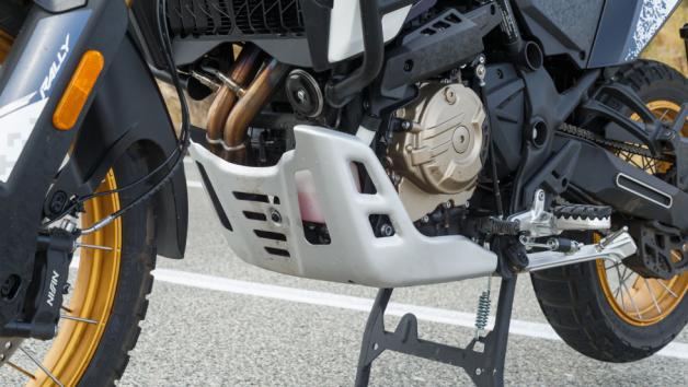 Συνολικά, το πλαίσιο και οι αναρτήσεις του DS800X Rally συνδυάζουν προβλέψιμη συμπεριφορά στην άσφαλτο με σοβαρές χωμάτινες δυνατότητες.