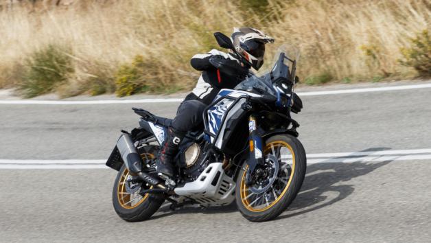 Η θέση οδήγησης είναι όρθια και φυσική, με καλή εποπτεία του δρόμου και σέλα που επιτρέπει άνετη μετακίνηση του σώματος.