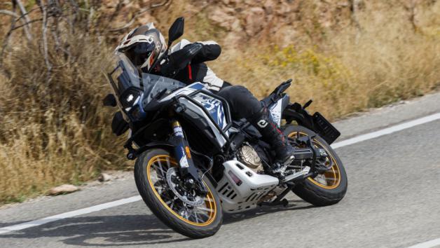 Ο δικύλινδρος κινητήρας των 798 κ.εκ. λειτουργεί ομαλά και γεμάτα από τις χαμηλές στροφές, ανεβάζει δύναμη γραμμικά και αποδίδει 94 ίππους στις 9.000 σ.α.λ. με 81 Nm ροπής στις 6.500 σ.α.λ.. Η απόκριση στο γκάζι είναι άμεση, χωρίς νευρικότητα, και οι δύο χαρτογραφήσεις (Eco/Sport) κάνουν διακριτή διαφορά.