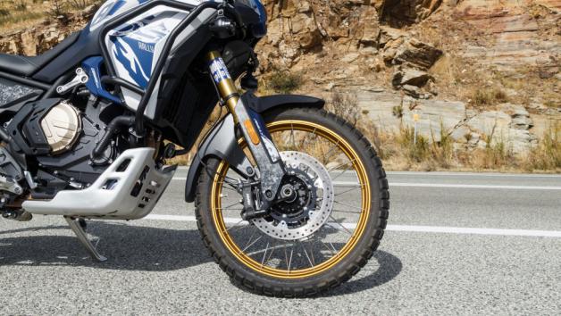 Τα φρένα Nissin αποτελούνται από διπλούς εμπρός δίσκους 300 mm με ακτινικές δαγκάνες και μονό πίσω δίσκο 220 mm, αποδίδοντας δυναμική αλλά ελεγχόμενη πέδηση. Το ABS τελευταίας γενιάς είναι πλήρως ρυθμιζόμενο, επιτρέποντας στον αναβάτη να το απενεργοποιεί για ελεύθερη συμπεριφορά στο χώμα.