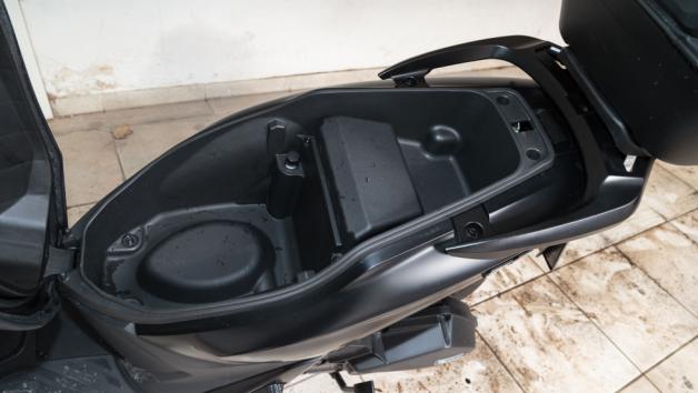  Κάτω από τη σέλα υπάρχει χώρος για ένα κράνος, ενώ στο πίσω μέρος συναντάμε μικρό αποθηκευτικό χώρο με μαγνητικό κλείσιμο, πρακτικό για smartphone ή μικροαντικείμενα.