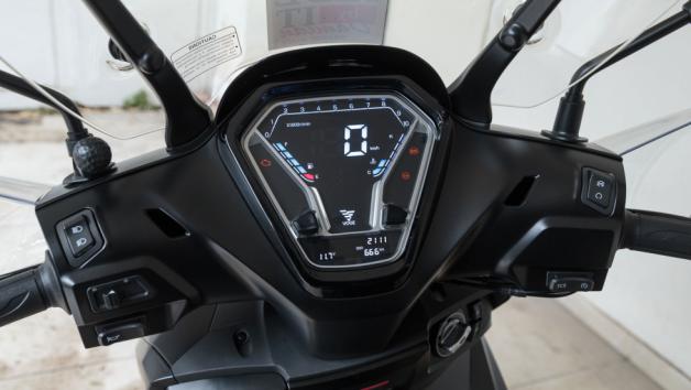 Εξοπλίζεται επίσης  με έγχρωμη οθόνη LCD, η οποία προσφέρει ευανάγνωστες ενδείξεις για ταχύτητα, κατανάλωση, θερμοκρασία και βασικές πληροφορίες λειτουργίας. Η φωτεινότητα και η καθαρότητα των γραφικών διευκολύνουν την ανάγνωση ακόμη και σε έντονο φως.