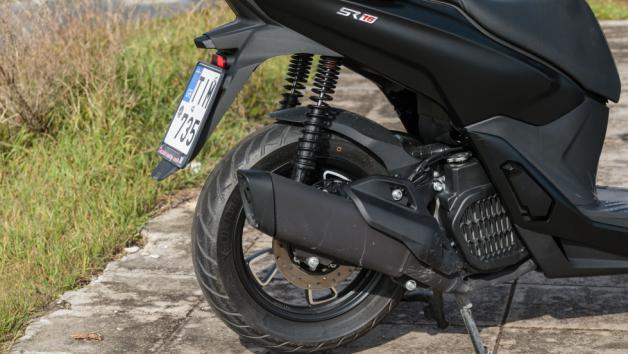 Στις αναρτήσεις, το πίσω μέρος εξοπλίζεται με ρυθμιζόμενα αμορτισέρ, επιτρέποντας προσαρμογή ανάλογα με το φορτίο ή τον τρόπο χρήσης.