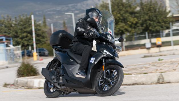 Στο καθημερινό φάσμα 30-80 χλμ./ώρα κινείται με άνεση και γραμμικότητα. Δεν παρουσιάζει ενοχλητικούς κραδασμούς και το γκάζι έχει καλή απόκριση χωρίς νευρικότητα ή κενά.