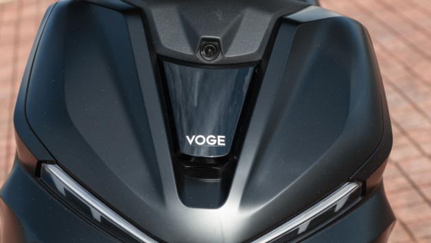 Το μπροστινό μέρος είναι το πιο χαρακτηριστικό σημείο, με τους προβολείς LED τοποθετημένους ψηλά και τα DRL μαζί με τα φλας ενσωματωμένα στο φέρινγκ. 