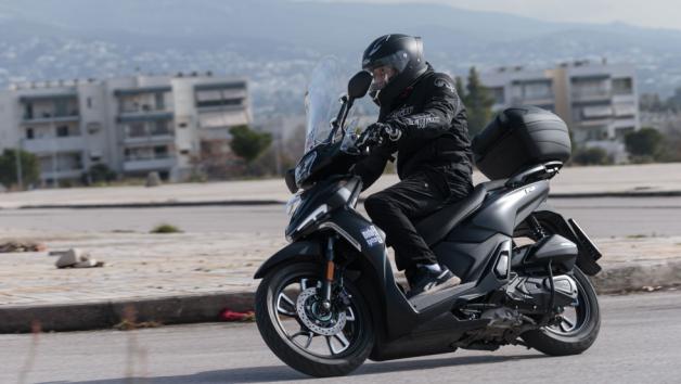 Οι αναρτήσεις απορροφούν επαρκώς τις ελληνικές κακοτεχνίες. Λακκούβες, σαμαράκια και μπαλώματα ασφάλτου δεν περνούν αυτούσια στη μέση του αναβάτη. 