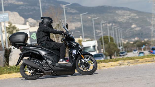 Το πίσω μέρος ακολουθεί χωρίς απότομα χτυπήματα και συνολικά η ποιότητα κύλισης είναι πάνω από τον μέσο όρο της κατηγορίας.