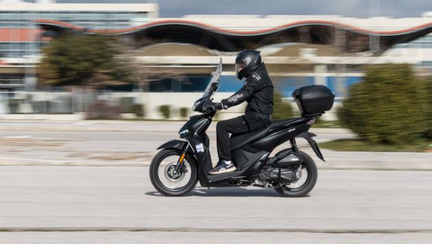 Ο κινητήρας πλέον καλύπτει και με το παραπάνω τις αστικές ανάγκες. Στις μετρήσεις μας επιτάχυνε από 0-50 χλμ./ώρα σε 4,2 δευτερόλεπτα, χρόνος που επιβεβαιώνει τη σπιρτόζικη συμπεριφορά που έχεις ανάγκηστα φανάρια. Από 0-80 χλμ./ώρα χρειάστηκε 10,8 δευτερόλεπτα και διατηρεί τον σπιρτόζικο ρυθμό και μετά την αρχική εκκίνηση. 