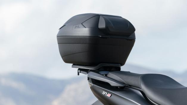 Η εργονομία ολοκληρώνεται με μια στιβαρή σχάρα αποσκευών και top case 34 λίτρων, της GIVI, ειδικά σχεδιασμένο για το SR16, ενισχύοντας τον  καθημερινό χαρακτήρα του μοντέλου.