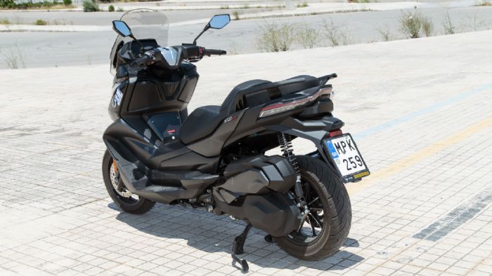 Η στιβαρή δομή του βασίζεται σε ατσάλινο σωληνωτό πλαίσιο, το οποίο συνδυάζεται με μονόμπρατσο ψαλίδι από αλουμίνιο, προσφέροντας κορυφαία ακαμψία και κατ¶ επέκταση βελτιωμένη οδηγική συμπεριφορά και αυξημένο επίπεδο ασφάλειας.