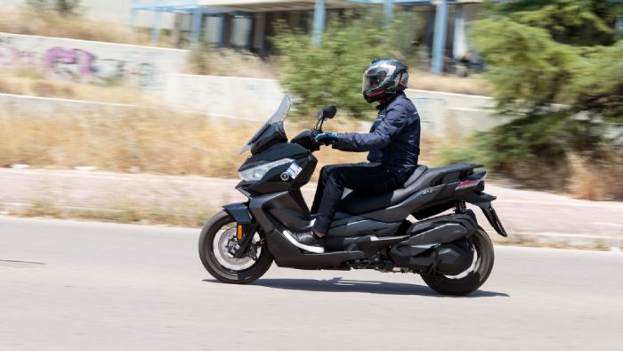 Το μοτέρ γεμίζει ομοιόμορφα από τα 40 μέχρι τα 100 χλμ./ώρα, χωρίς κομπιάσματα ή «τρύπες», με απόλυτα γραμμική λειτουργία ακόμα και όταν πλησιάζεις την τελική των 140+ χλμ./ώρα. Η μεγάλη μετωπική επιφάνεια και η ψηλή, ηλεκτρικά ρυθμιζόμενη ζελατίνα προστατεύουν αποτελεσματικά από αέρα, βροχή και κρύο, κάνοντάς σε να θες να βγεις από τα όρια της πόλης και να ταξιδέψεις. 