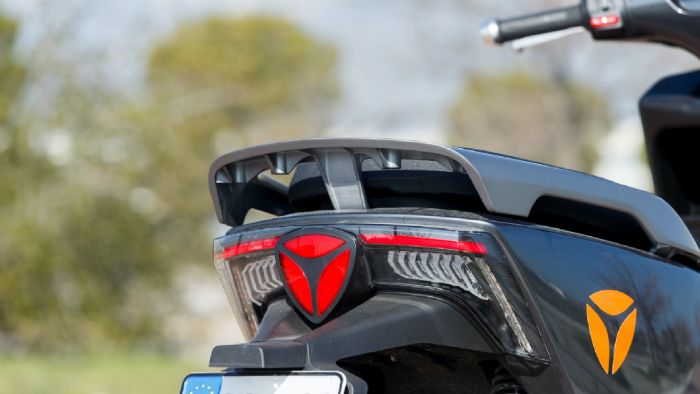 Τα πίσω πλαϊνά πάνελ που καταλήγουν στην ουρά, σχηματίζουν γωνία σχεδόν 45° με το έδαφος, με συνεχείς ευθείες γραμμές που δημιουργούν μία εικόνα υψηλής αισθητικής. 