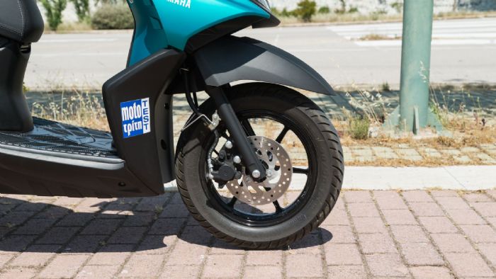 Στο φρενάρισμα, το εμπρός δισκόφρενο 190 χιλιοστών έχει ικανοποιητική αίσθηση και δύναμη, ενώ το πίσω ταμπούρο κάνει τη δουλειά του με αξιοπιστία μαζί με το UBS . 