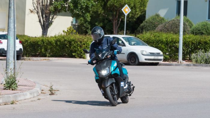 Παρά τους τροχούς 12 ιντσών και το κοντό μεταξόνιο, δεν «κοπανάει», ακόμα και σε κακό οδόστρωμα. Οι αναρτήσεις λειτουργούν απρόσμενα καλά, προσφέροντας άνεση χωρίς θυσίες στον έλεγχο. 